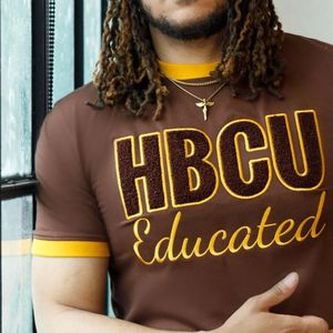 HBCU Éduqué Iota Brun Or Chenille Broderie T Shirt Doux Coton Hommes Tee Personnalisé Université Vêtements Fabricant En Gros - Product Image 3
