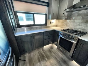 ผู้จัดจำหน่ายรถพ่วงมือสองปี 2021 ยี่ห้อ Red wood รุ่น CROSS ROADS 4001 LK Fifth Wheel - Product Image 2