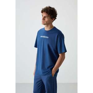 เสื้อยืดคอตตอนผสมสีน้ำเงิน Parliment ทรงโอเวอร์ไซส์สำหรับผู้ชาย ยี่ห้อ Air Jones ผิวสัมผัสหนาพิเศษพร้อมลายพิมพ์กราฟิก - รุ่น 88365 - Product Image 4