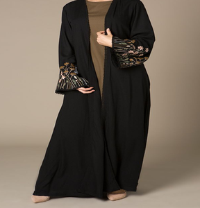 Abaya noire élégante à manches ouvertes avec broderie florale complexe. Chic et disponible à prix de gros. - Product Image 1