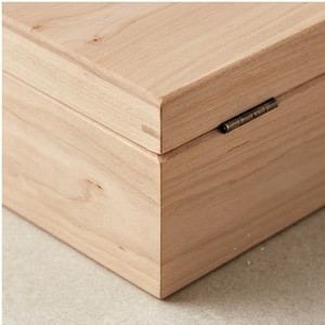 Boîte de rangement en bois de pin avec fermeture à fermoir métallique, finition naturelle, design rectangulaire - Product Image 3