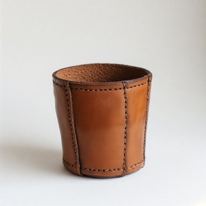 Mini maceta de forma suave en cuero diseñada para agregar una declaración suave a los estantes o rincones con una decoración verde viva - Product Image 5