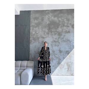 Abito modesto oversize dominante con motivo a bottone colletto - Product Image 4