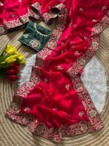 Sari de créateur avec broderie dorée, travail Dori et diamants Zarkan sur toute la bordure et les motifs, accompagné d'un chemisier contrastant - Product Image 3