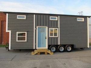 Movie Star de Incredible Tiny Homes, una casa pequeña de 26 pies con una zona tipo loft dividida que se utiliza como dormitorio, sala de estar u oficina. - Product Image 1