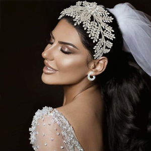 Diadema nupcial Crystal Leaf con cierre de peine para accesorios de cabello de boda - Product Image 1