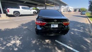 Toyota Camry SE 2015 berline d'occasion intérieur foncé boîte de vitesses automatique moteur turbo capacité 4L R17 taille des pneus cuir aluminium - Product Image 5