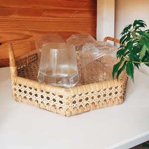 Plateau rond en rotin coquillage artisanal, élément de décoration de table moderne et cadeau festif - Product Image 3