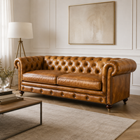 Sofá Chesterfield Vintage de Dos Plazas en Cuero Genuino de Akku Art Exports |   Cognac Marrón Hecho a Mano |   Villa de Diseño Moderno de Mediados de Siglo