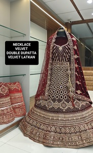 Mejor precio indio pakistaní terciopelo Lehenga Choli bordado trabajo recepción fiesta desgaste para proveedor hecho a mano diseñadores indios - Product Image 3