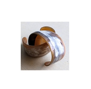 Bracelet de luxe en corne de buffle fait main, jonc tendance en corne de vache, design solide pour femme et homme, ouverture large, nouveau et élégant - Product Image 2