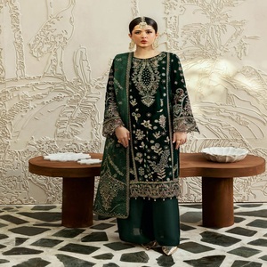 Costumes en velours pour femmes par Pakistani Designers Velvet Collection Costumes 3 pièces par Ramsha Volume Velvet-6 at Wholesale - Product Image 1