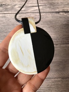 Pendentif en corne de buffle à finition lisse, forme personnalisée, bijoux - Product Image 3