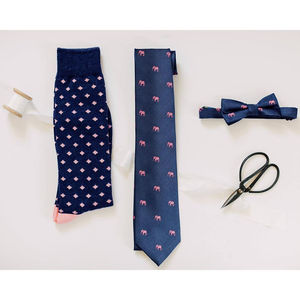 Corbata de Seda Casual con Estampado de Elefantes, Azul Marino con Detalles en Rosa, Ideal para Regalo - Product Image 2