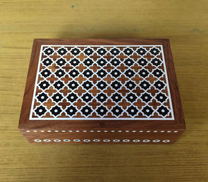 Caja Decorativa de Madera de Lujo Hecha a Mano con Intrincado Incrustado de Rejilla Geométrica Blanca sobre una Rica Veta de Madera Natural - Product Image 6