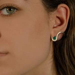 Boucles d'oreilles en diamant pavé de trace d'émeraude en or jaune 14 carats avec conception de tourbillon de poire pour les femmes - Product Image 2