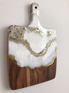 Planche à découper élégante en bois naturel et en résine avec une finition sûre pour les aliments et un charme visuel parfait pour une préparation élégante - Product Image 2