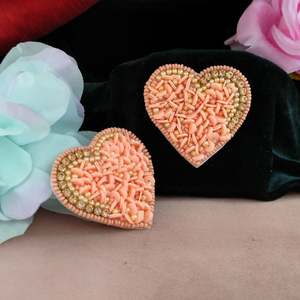 Pendientes hechos a mano para niñas, pendientes de tuerca mínimos, elegante patrón de corazón clásico, amigables con la piel, telas de la mejor calidad, moda atemporal - Product Image 1