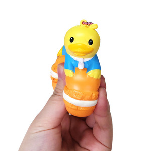 Piccola torta di Macaron di anatra gialla personalizzata giocattolo da spremere in poliuretano espanso lento rimbalzo a mano pizzico ornamenti simulazione cartone animato - Product Image 2
