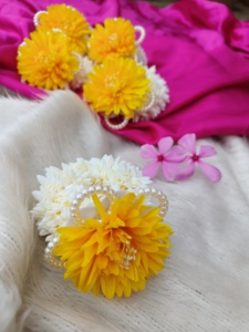 Gajra main fleur artificielle jaune blanc avec perles mariage indien Haldi Mehndi bijoux, bracelet floral demoiselle d'honneur - Product Image 3