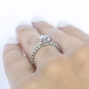Bague de fiançailles solitaire perlée de diamant taille poire pour femme - Product Image 4