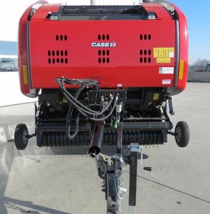 Case IH RB455 Presse à balles rondes Taille de balle de 4x5 pieds et configurable pour le foin, l'ensilage, le distributeur à rotor Bobine à 5 barres Tarières en ligne - Product Image 4