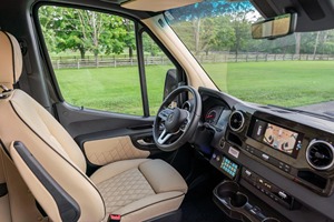 Fourgon Mercedes-Benz Sprinter AWD 2024, R18, faible kilométrage, boîte de vitesses automatique, conduite à gauche, essence/électrique, toit ouvrant panoramique - Product Image 4