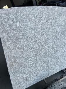 Granito de losa grande moderno pulido flameado blanco P de calidad de exportación India especialmente bueno para exteriores de mosaico de encimeras - Product Image 3