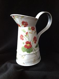 Bidon d'eau galvanisé décoratif avec motifs floraux en émail peints à la main, alliant fonctionnalité et charme artistique de manière transparente - Product Image 5