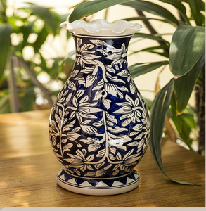 Y jarrón de cerámica azul pintado, patrón floral intrincado, decoración tradicional para el hogar. Disponible a precios de mayorista. - Product Image 1