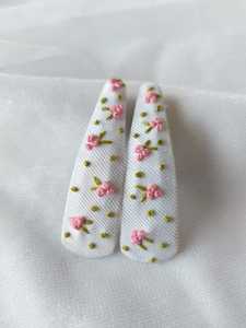 Pinzas para el pelo bordadas hechas a medida con patrones Bordados florales para reventa por tiendas de accesorios para el cabello en verde y rosa - Product Image 5