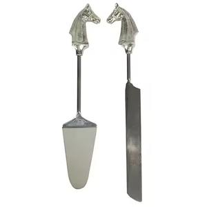 Ensemble de serveurs de gâteaux en métal nickelé fait à la main avec poignée en forme de tête de cheval - Product Image 1