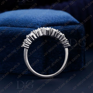 Alliance de mariage romantique en moissanite taille Asscher 2,55 TCW, bande éternelle latérale, empilable, asymétrique, certifiée IGI - Product Image 4