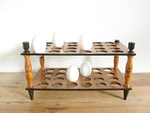 Elegante estante de madera para huevos con acabado pulido a mano, perfecto para exhibir huevos en un espacio de cocina minimalista moderno - Product Image 2