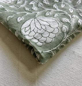Tissu en coton imprimé à la main, motif floral de vignes Mughal sur fond vert sauge - Product Image 1