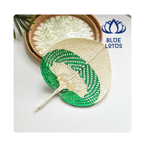 Abanico de Mano Tradicional de Bambú Mini con Hoja de Palma y Rafia, Abanico Vietnamita Tallado para Bodas de Verano - Product Image 1