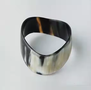 Bracelet de mode de créateur Bracelet de manchette en corne de buffle naturel fabriqué à la main par l'artisanat du croissant - Product Image 1