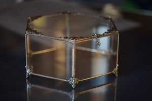 Boîte à bijoux en verre de forme hexagonale personnalisée avec cadre en métal fini parfait pour stocker des bagues, des colliers et des accessoires fins - Product Image 5