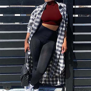 Tops cortos básicos de cuello alto para mujer, Tops cortos de entrenamiento OEM ligeros ajustados de manga larga personalizados de alta calidad - Product Image 4