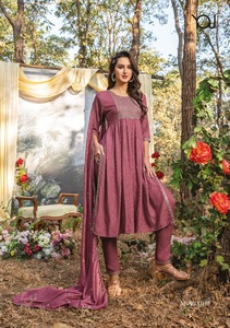 Vêtements ethniques indiens de bonne qualité, Naira Kurti, avec pantalon et dupata, vente en gros de vêtements indiens pour femmes, nouvelle collection - Product Image 2