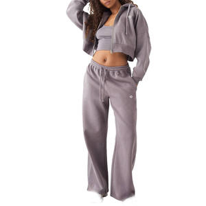 Ensemble de survêtement pour femmes, sweat à capuche court zippé et pantalon de survêtement à jambe droite, en molleton de coton doux, fabrication OEM en gros - Product Image 1