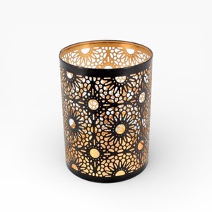 Portavelas de Metal Negro y Dorado con Diseño Floral Calado para una Iluminación Ambiental Cálida - Product Image 1