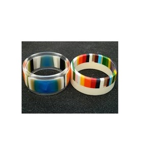 Última pieza brazalete de resina 2 piezas de diferentes colores y alta calidad forma redonda niñas usan brazalete de resina epoxi para la venta - Product Image 2
