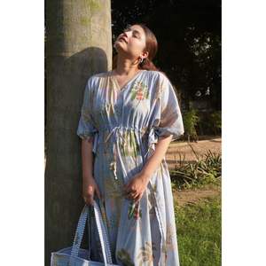 Caftán Gris Cielo con Estampado de Palmeras para Mujer, Cuello Redondo, Tejido, Ajuste Holgado, Cintura Elástica, Estampado Floral, Transpirable, Casual, Largo hasta la Rodilla, Talla XS - Product Image 2