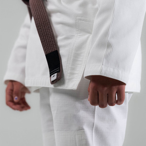 Kimono BJJ ligero con logotipo personalizado de Jiu Jitsu Gi para mujer con tela preencogida y costuras reforzadas - Product Image 4