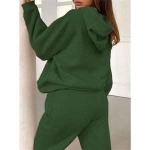 Chándal de calidad premium para mujer con sudadera con cremallera y pantalones con su logotipo personalizado - Product Image 3