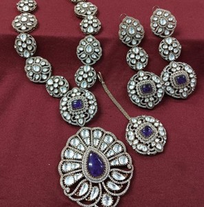 Collier Polki de créateur victorien avec boucles d'oreilles en laiton plaqué or antique pour mariage nuptial ou célébration de fête - Product Image 1