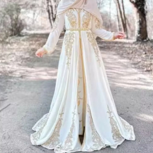 Nouvelle dernière et belle robe Abaya/Caftan musulmane blanche marocaine avec broderie zari or sur la robe @ 2024 - Product Image 1