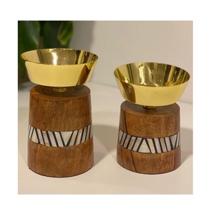 Ensemble de deux plateaux à noix en métal et en bois de forme ronde, couleur or, pour servir des fruits secs, pour les fournisseurs en gros - Product Image 1