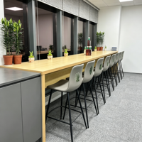 Table de bar moderne en bois avec tabourets, comptoir de bar haut, îlot de cuisine pour bureau ou salle de pause
